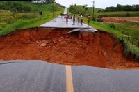 Lei destina R$ 418 milhões a restauração de rodovias destruídas por chuvas