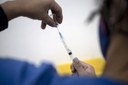 Mesmo com mais doses faltando, Municípios avançam na vacinação e número de mortes cai Mesmo com mais doses faltando, Municípios avançam na vacinação e número de mortes cai